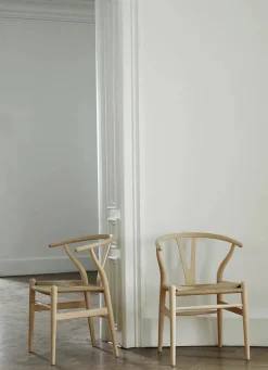 Carl Hansen & Søn Y-stol CH24, sort bøg af Hans J. Wegner><noscript><img width=